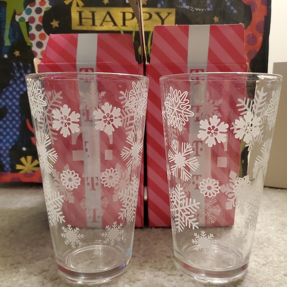 NEW T-Mobile Set of 2 Holiday Snowflake Winter Scene Pint Glass Tumblers NIB - Picture 5 of 16